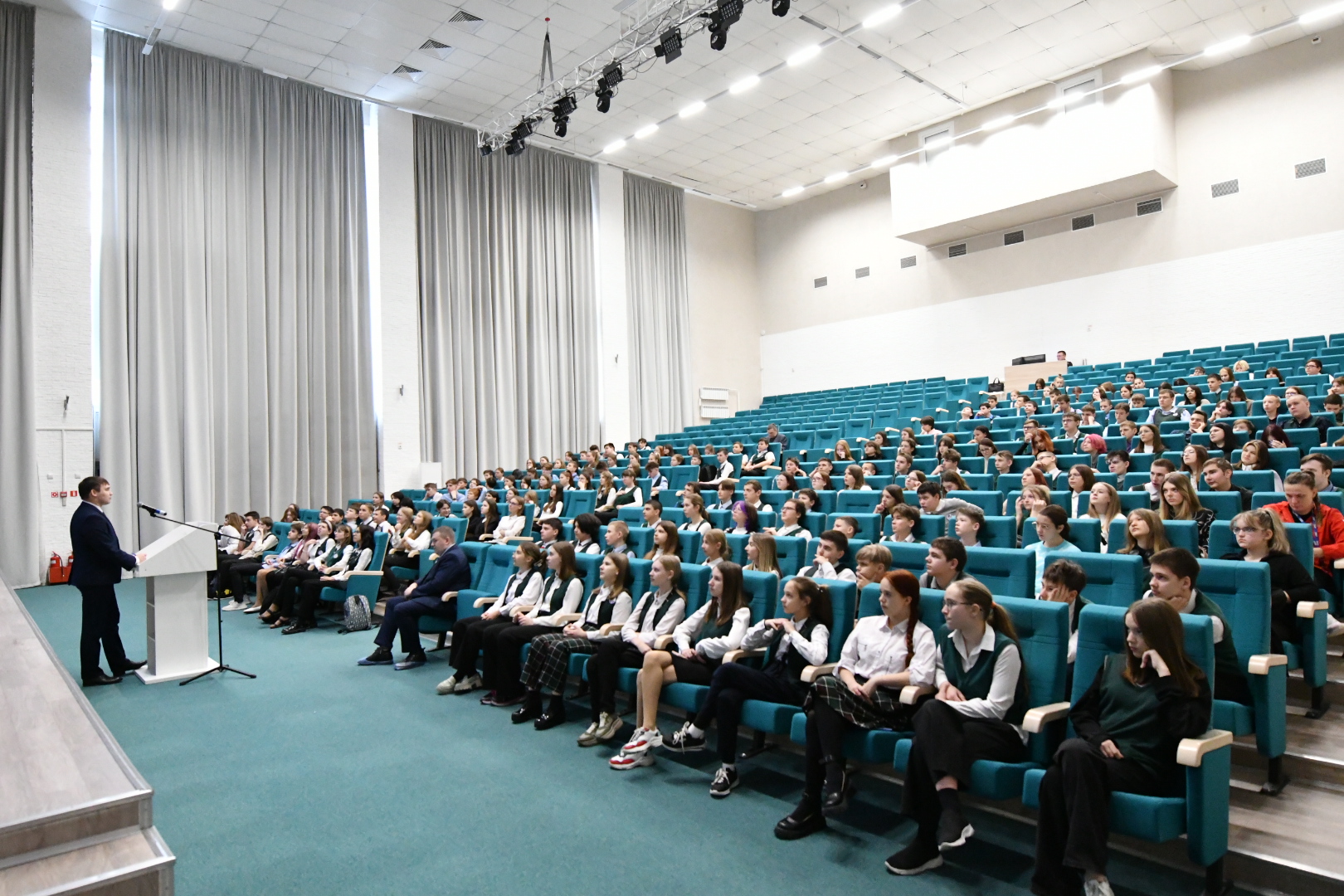 В кузбасских школах проходят открытые уроки, посвященные безопасному поведению в социальных сетях